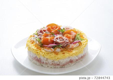 散らし寿司、ケーキの形の海鮮寿司 72844743