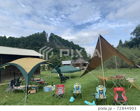 キャンプ　秋　テント 72844903