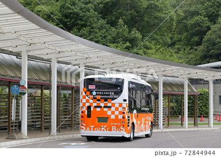地域のコミュニティバス さつきバス 岐阜県 花フェスタ記念公園 の写真素材