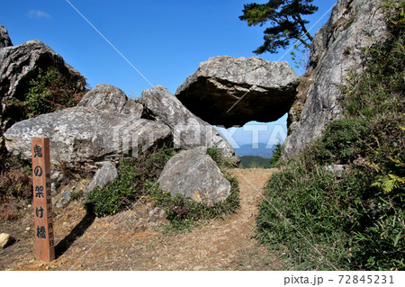 丹波市鐘ヶ坂 の金山城跡の手前にある 鬼の架け橋 と木々が青空に映える 空間より向うの山が見える 丹波市鐘ヶ坂 の金山城跡の手前にある 鬼の架け橋 と木々が青空に映える 空間より向うの山が見える 72845231