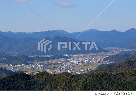 丹波市鐘ヶ坂　の金山城跡の手前にある　鬼の架け橋　から眼下に広がる丹波市内を望む 72845317