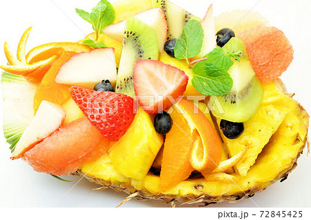 パイナップルボートのフルーツ盛り 72845425