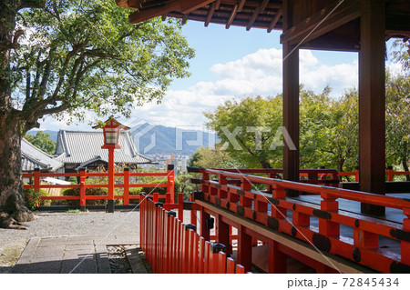 京都　織田信長を祀る建勳神社の拝殿 72845434