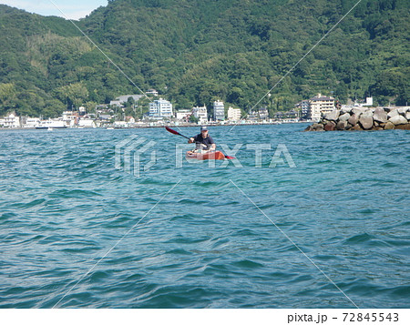 淡島の周りでカヤックに乗り釣りをする人の写真素材 72845543 Pixta