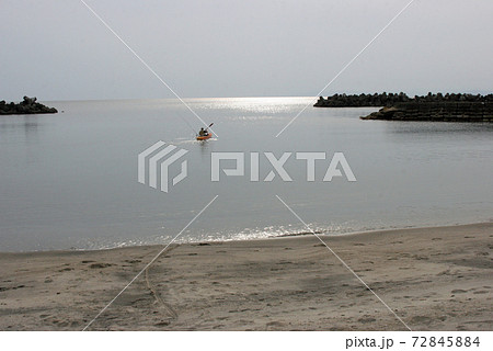 伊豆半島の小土肥海岸でカヤックを漕ぐ 伊豆半島の小土肥海岸でカヤックを漕ぐ 72845884