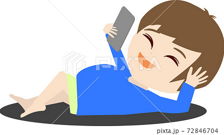 寝っ転がりながらスマホを見る可愛い男の子供のイラストのイラスト素材 寝っ転がりながらスマホを見る可愛い男の子供のイラストのイラスト素材