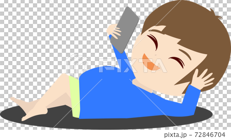 寝っ転がりながらスマホを見る可愛い男の子供のイラスト 72846704