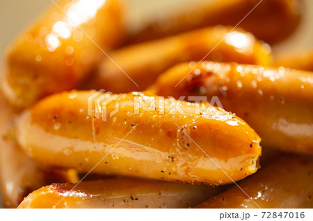 塩とブラックペッパーで炒めたウインナー 72847016