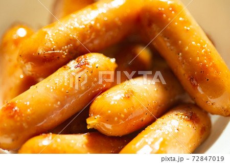 塩とブラックペッパーで炒めたウインナー 72847019