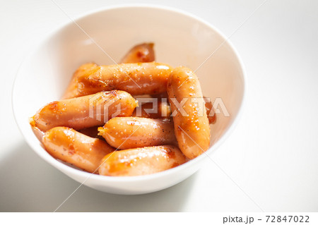 塩とブラックペッパーで炒めたウインナー 72847022