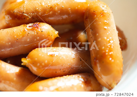 塩とブラックペッパーで炒めたウインナー 72847024