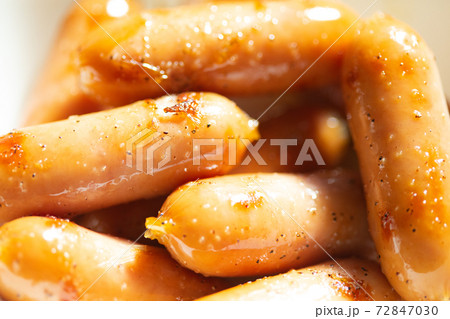 塩とブラックペッパーで炒めたウインナー 72847030