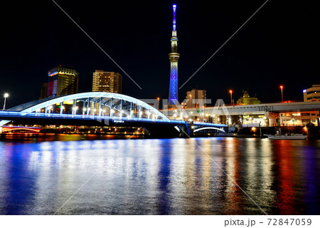 隅田川テラスから観る東京スカイツリーと赤色の吾妻橋、青色の駒形橋、緑色の厩橋、黄色の蔵前橋の夜景 72847059