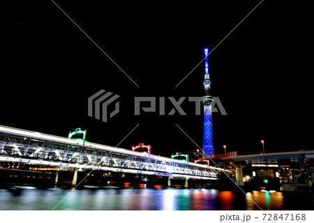 隅田川テラスから観る東京スカイツリーと赤色の吾妻橋、青色の駒形橋、緑色の厩橋、黄色の蔵前橋の夜景 72847168