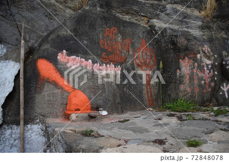 インドのジュナーガルの聖地ギルナール山のオレンジの神様 72848078