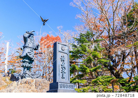 神武天皇の銅像　秋の牛石ヶ原　大台ケ原　奈良県 72848718