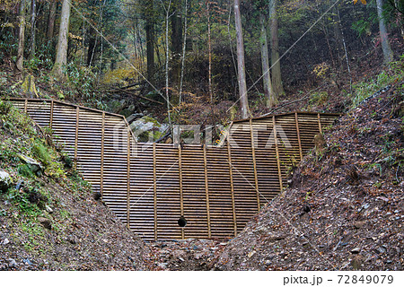 土砂崩れを防止するために山腹に作られた砂防ダム。木製型枠を使用した砂防堰堤。 72849079