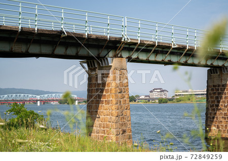 紀ノ川に架かる古い橋脚の橋 72849259