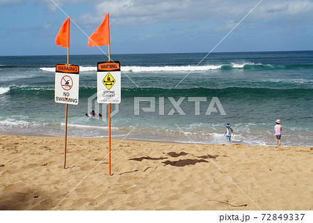 ビーチで旗めくフラッグの写真素材