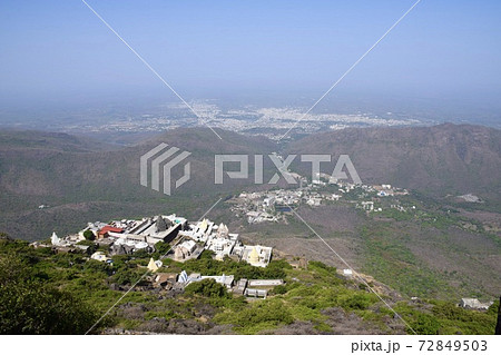 インドの聖地ギルナール山から観たジュナーガルの町並みとネミナータ寺院 インドの聖地ギルナール山から観たジュナーガルの町並みとネミナータ寺院 72849503