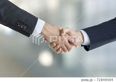 握手　ビジネスシーン　イメージ 72849504