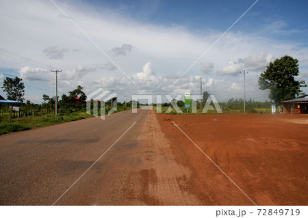 カンボジア 田舎道 72849719
