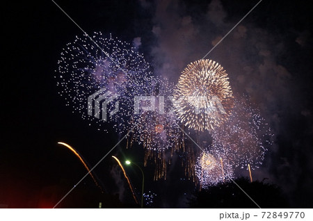 花火大会の打ち上げ花火 72849770