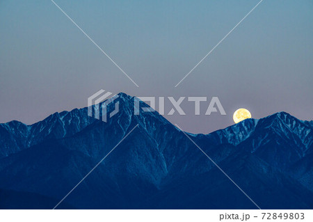 満月の沈む北アルプス　【長野県】 72849803