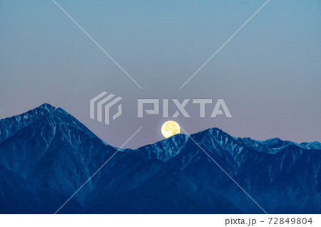 満月の沈む北アルプス 【長野県】 満月の沈む北アルプス 【長野県】 72849804