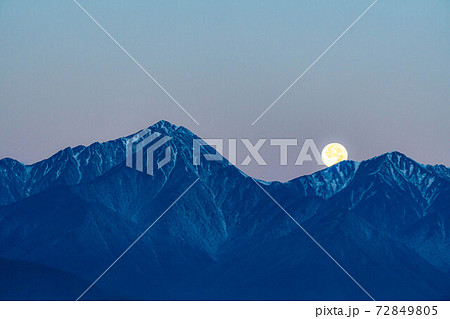 満月の沈む北アルプス　【長野県】 72849805