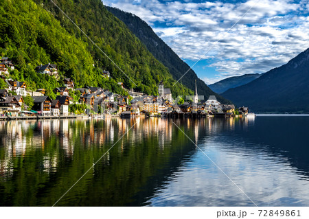 Picturesque Lakeside Town Hallstatt At Lake Hallstaetter See In Austria Picturesque Lakeside Town Hallstatt At Lake Hallstaetter See In Austria 72849861