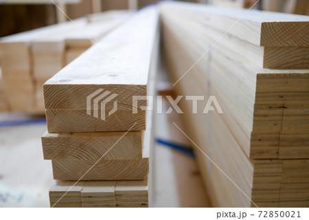 新築一戸建て住宅に置いてある材木 72850021