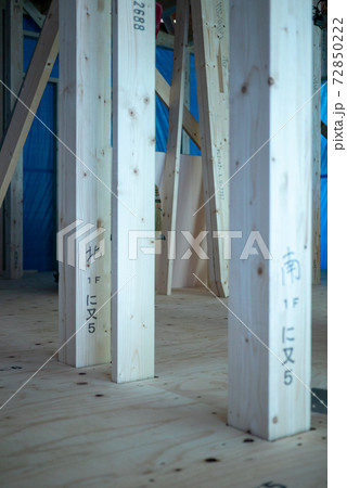 新築一戸建ての工事中の家の内部 新築一戸建ての工事中の家の内部 72850222