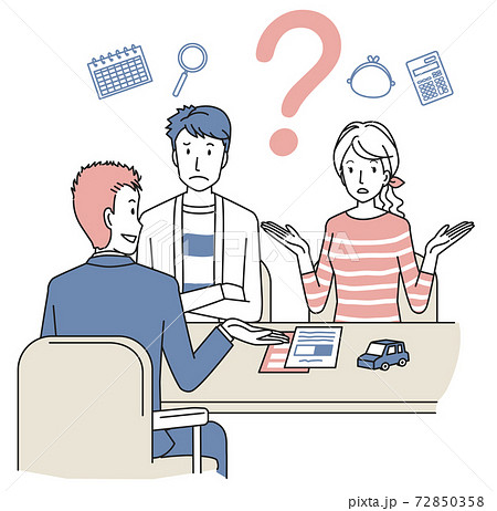 マイカーの対面相談をする夫婦 72850358