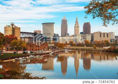 Cleveland, Ohio, USA skyline on the Cuyahoga River 72850762