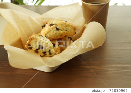 チョコチップスコーン 72850962