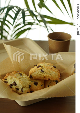 チョコチップスコーン 72850963