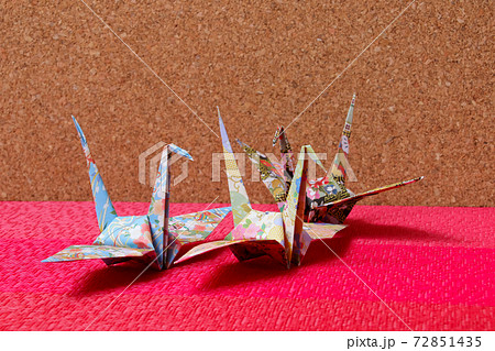 おりがみ おり鶴 折紙 和風 鶴 折り鶴 日本 クラフト 手作り 創作物 ハンドメイド 工作の写真素材 おりがみ おり鶴 折紙 和風 鶴 折り鶴 日本 クラフト 手作り 創作物 ハンドメイド 工作の写真素材