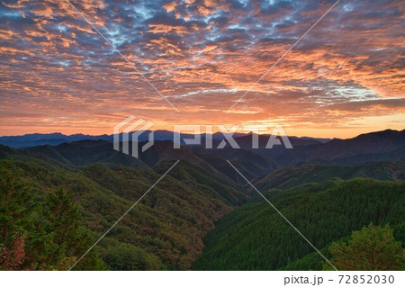 山の朝焼け1 72852030