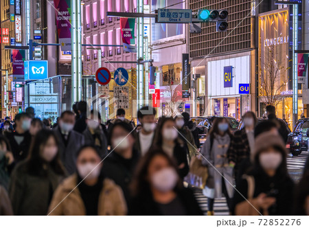 日本の東京都市景観 新型コロナ・もはや市中感染・感染爆発。それでも、銀座には人、人…=12月23日 日本の東京都市景観 新型コロナ・もはや市中感染・感染爆発。それでも、銀座には人、人…=12月23日 72852276