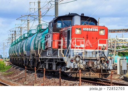 関西線を走行するDD51牽引の貨物列車 72852703