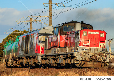 関西線を走行するDD51牽引の貨物列車 72852706