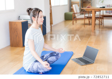 リビングでオンラインヨガする若い女性 リビングでオンラインヨガする若い女性 72852711