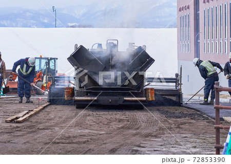 アスファルトを敷く作業 72853390