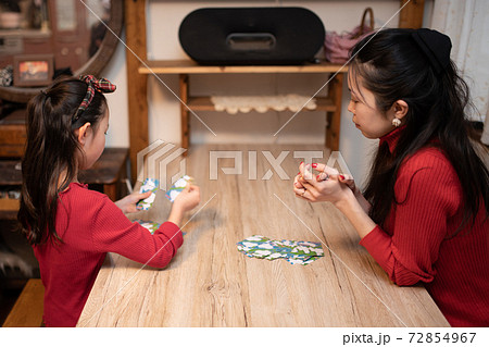 自宅でトランプをする親子 自宅でトランプをする親子 72854967