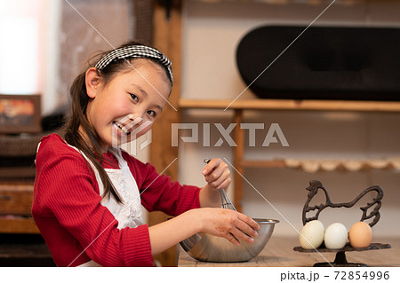 お菓子作りをする少女 お菓子作りをする少女 72854996