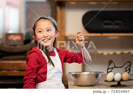 お菓子作りをする少女 72854997