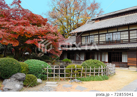 紅葉の渋沢栄一生地中の家 主屋と庭 埼玉県深谷市の写真素材