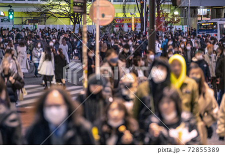 日本の東京都市景観 新型コロナ・もはや感染爆発。それでも、脅威の人、人、人…=渋谷、12月26日 日本の東京都市景観 新型コロナ・もはや感染爆発。それでも、脅威の人、人、人…=渋谷、12月26日 72855389