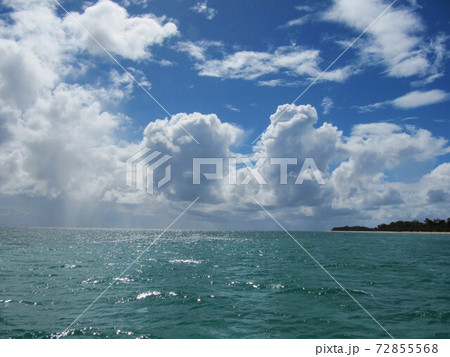 モートン島のエメラルドグリーンの海と白い雲, ブリスベン, クイーンズランド, オーストラリア 72855568